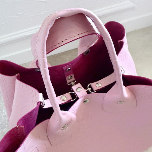 牛革ココアブラウン、ローズ型押しピンクの大き目トートバッグ 牛革ココアブラウン、ローズ型押しピンクの大き目トートバッグ 軽量