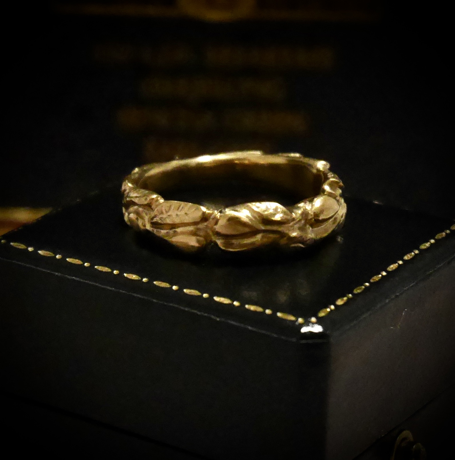 泰山木の蕾〜真鍮手削りモチーフリング〜