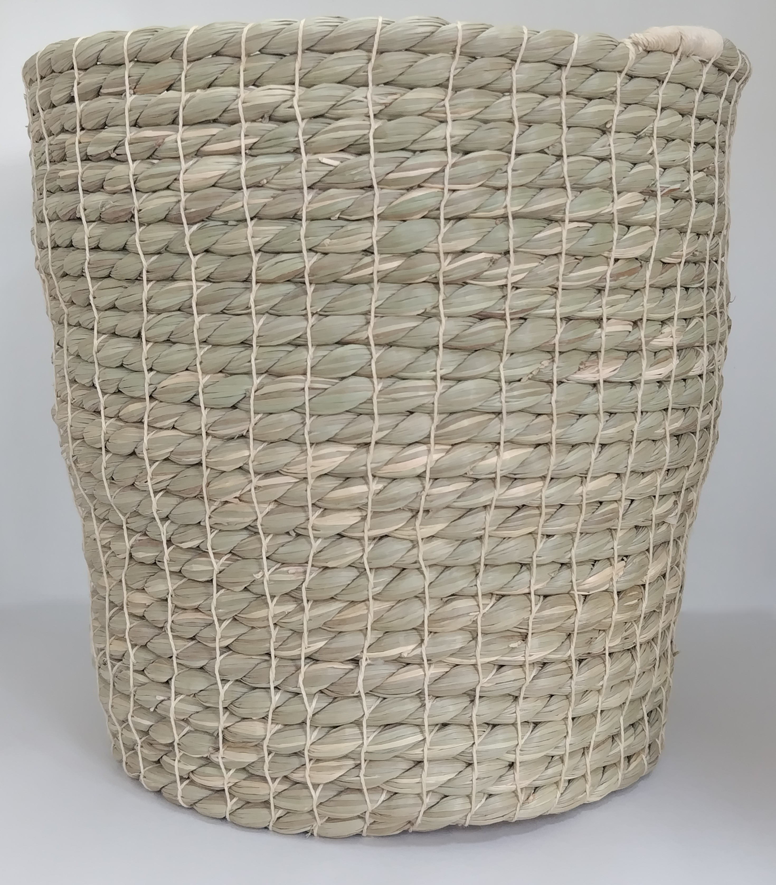 自然の香りと温もりを感じる、い草の手作りバスケット