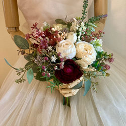 ワインレッドとくすみピンクのクラッチブーケ＆ブートニア、結婚