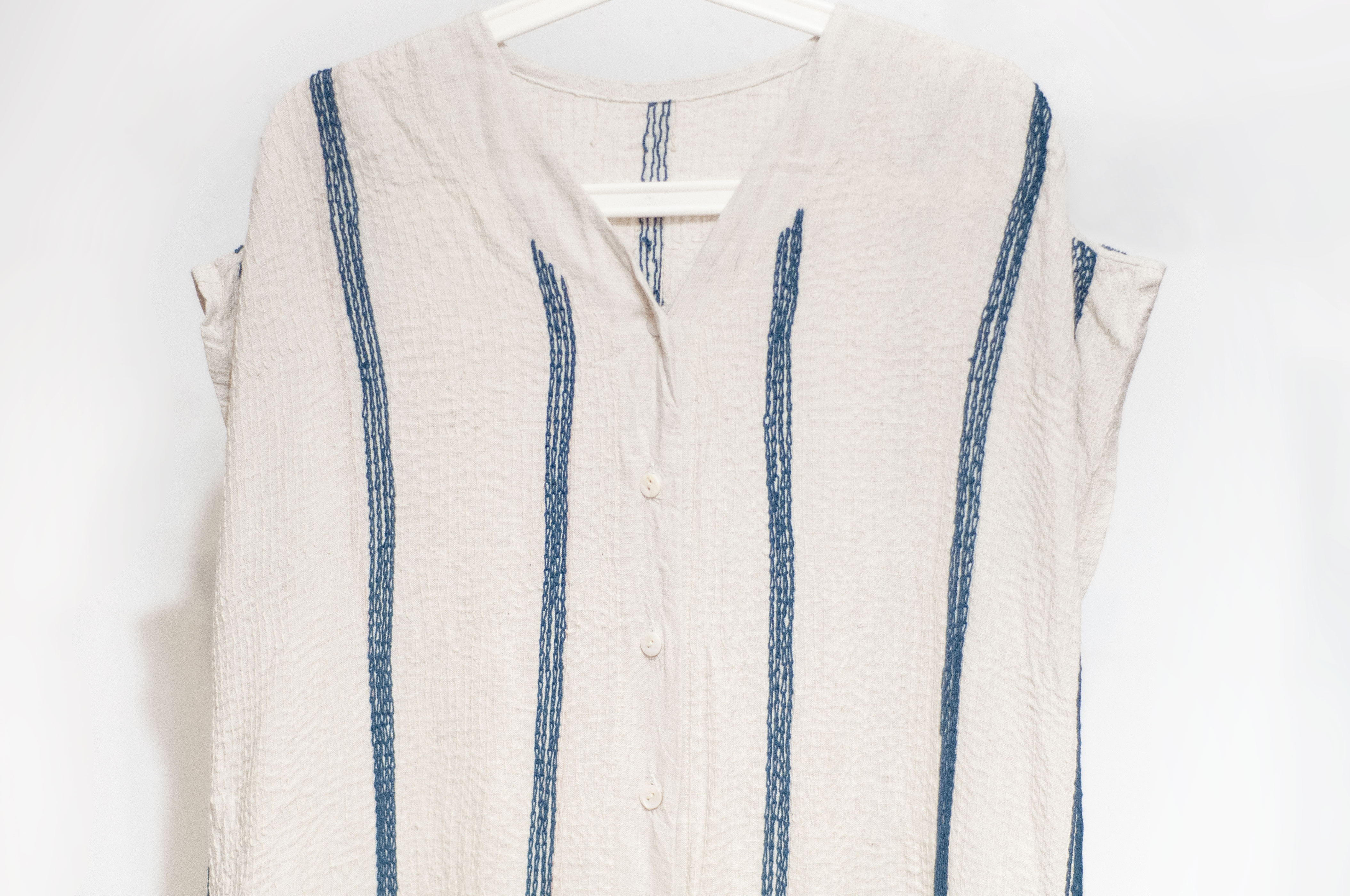 レディース刺繍ベストドレス、オーガニックコットンとリネンの手刺繍ドレス、手織り刺し子刺繍ドレス - 青空と白のストライプ、クリス