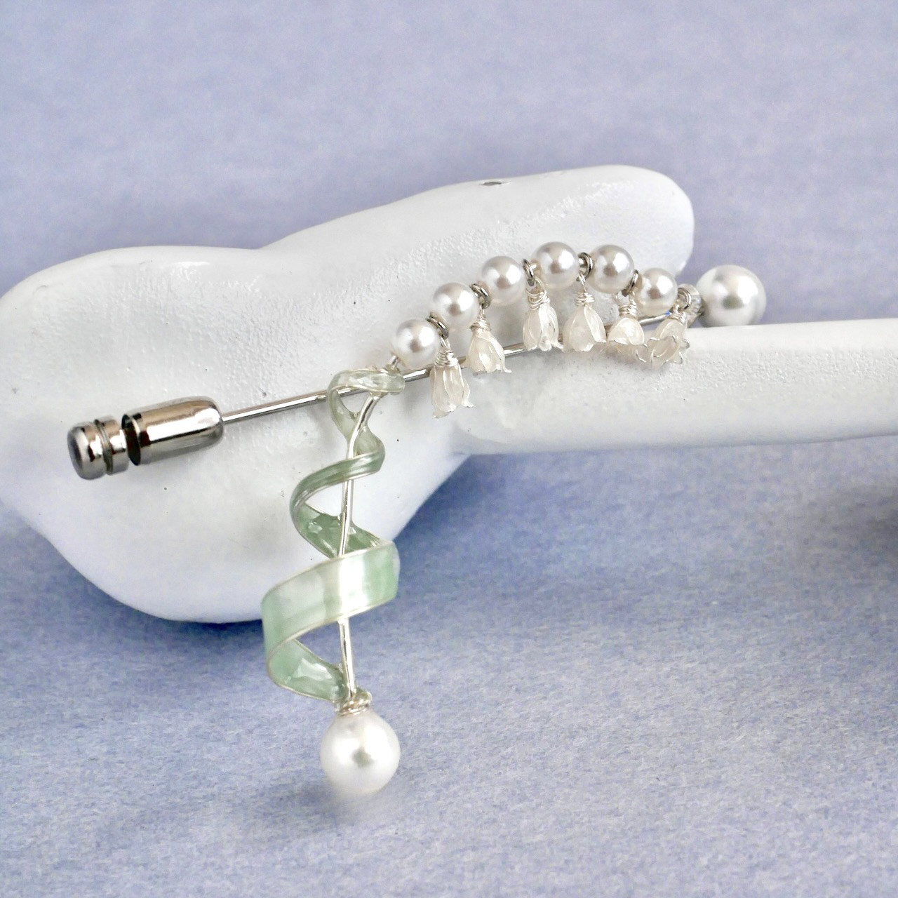 すずらんブローチ　ホワイト　シルバー　ディップアート　ディップフラワー