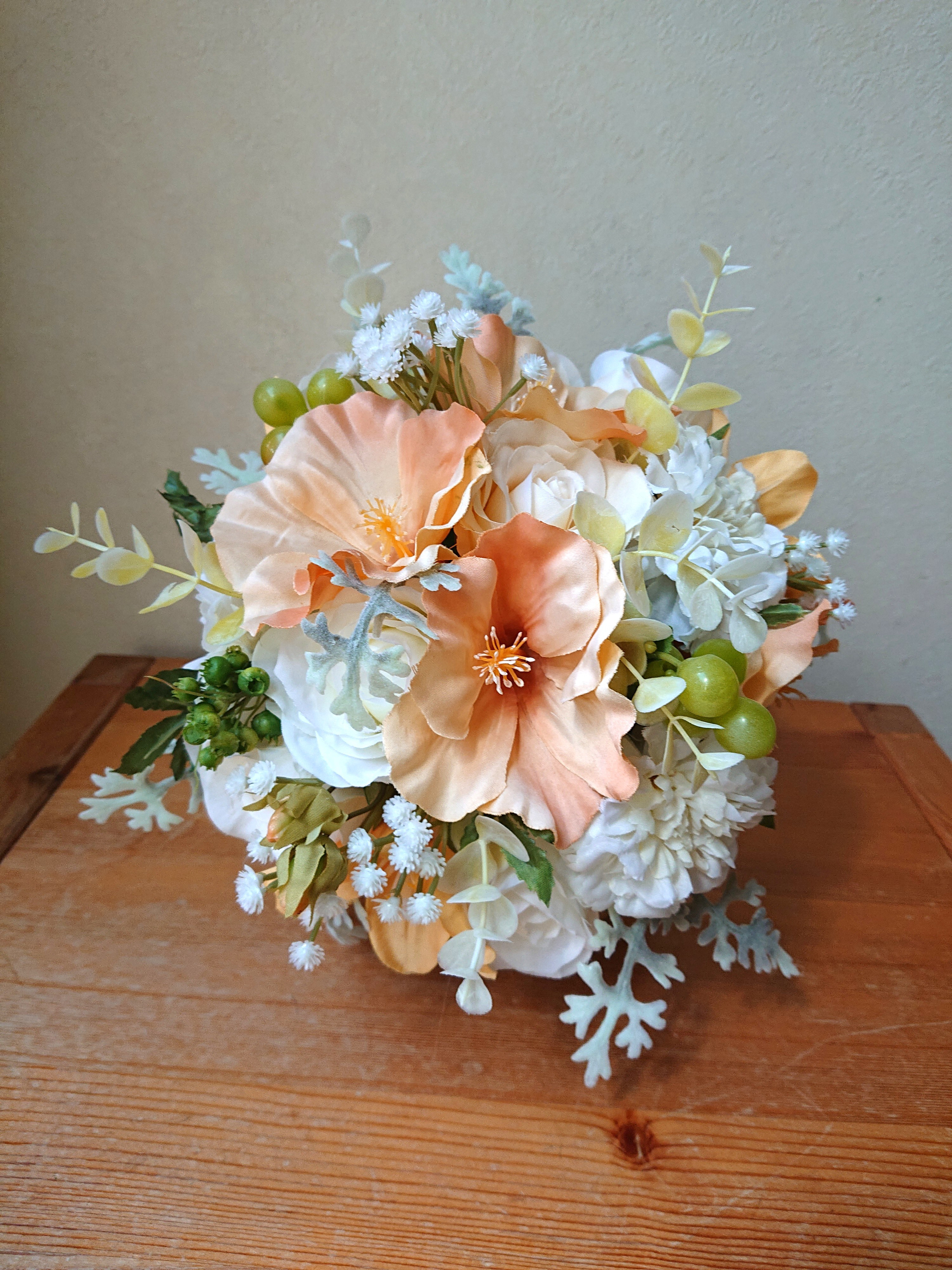 アプリコットカラーのハイビスカス。ラウンドブーケ♪ブートニア付き♪生花みたいに綺麗な造花です♪高品質なのに安い