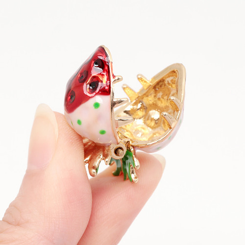 3・ハンドメイド⭐ヘアクリップ　いちご 3・ハンドメイド⭐ヘアクリップ いちご かわいい いちご 雑貨