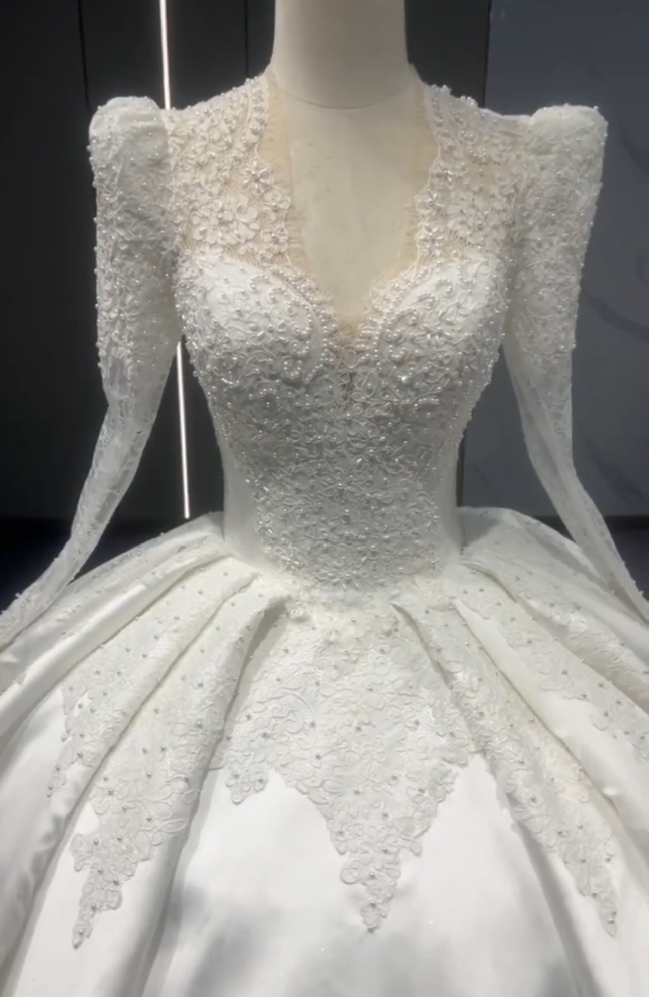 シンプル　上品　ウェディングドレス　高級サテン　韓国スタイル　vネック　繊細なレース　ボリューム編み上げ結婚式写真スタジ