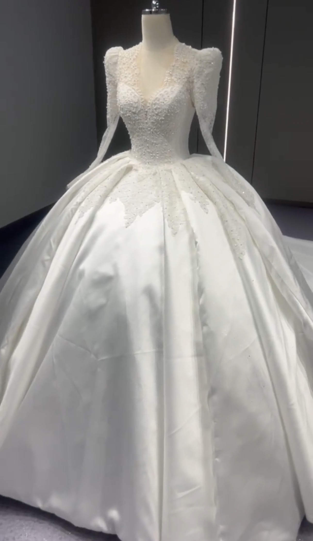 シンプル　上品　ウェディングドレス　高級サテン　韓国スタイル　vネック　繊細なレース　ボリューム編み上げ結婚式写真スタジ