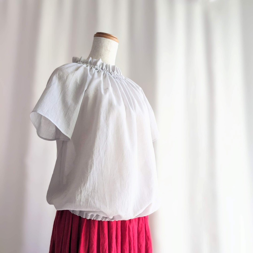 ふんわり軽やかエアリー、コットンシフォンのシアーブラウス（半袖　ライトグレー）