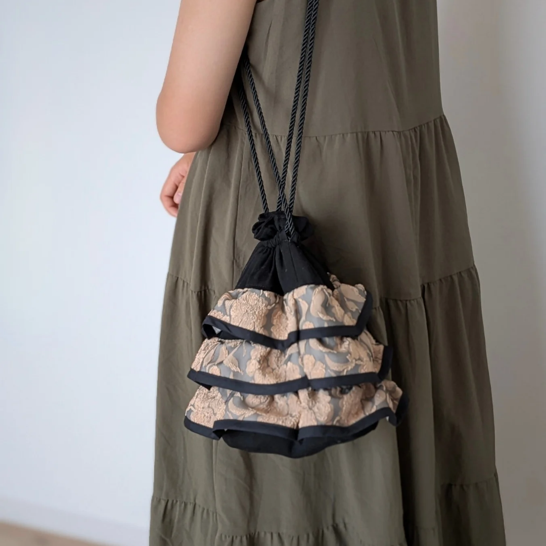 可愛いだけじゃない。大人のためのクラシックフリル巾着バッグ