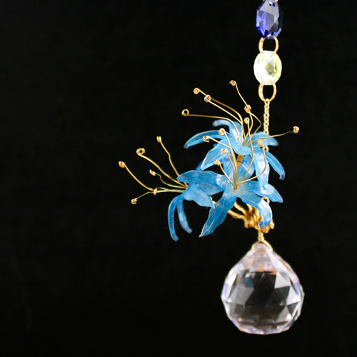 ちゃみブルーAB &バイオレットSWAROVSKI ✩.*サンキャッチャー 和モダン1点もの☆高品質クリスタル☆彼岸花のサンキャッチャー（青