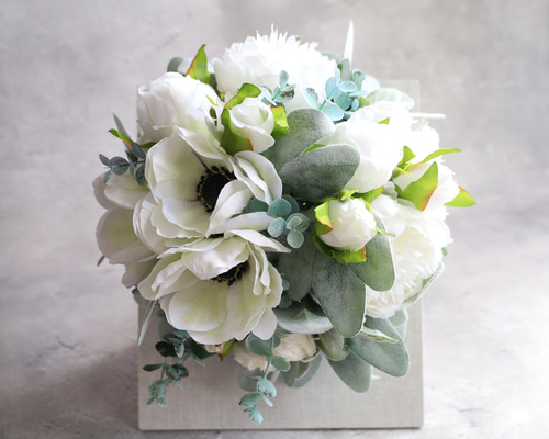 ピュアホワイトのクラッチブーケ ウェディングブーケ ブライダル