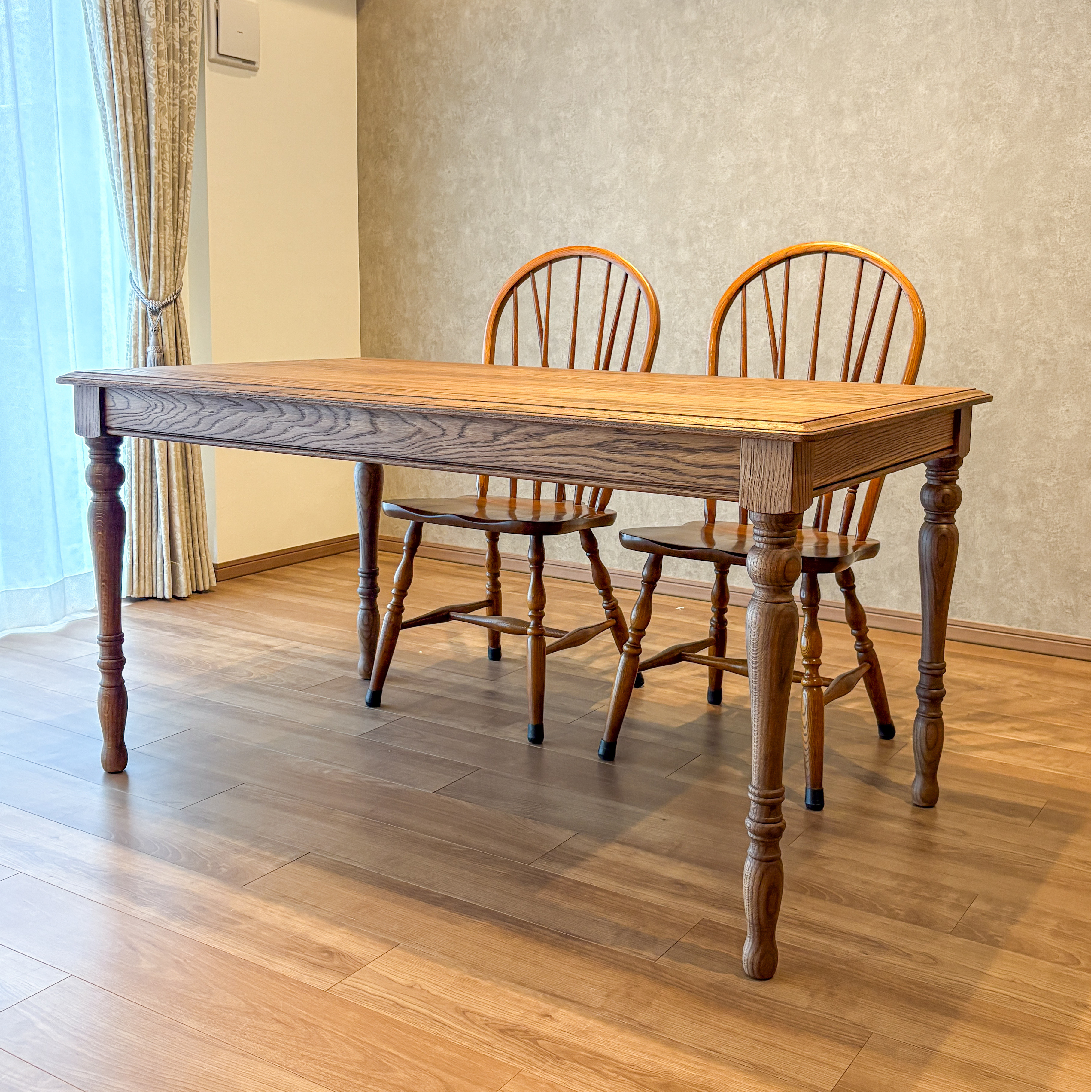 節ありオーク材 ろくろ足ダイニングテーブル slender 輸入住宅向けアンティーク調ダイニングテーブル オーダーメイド