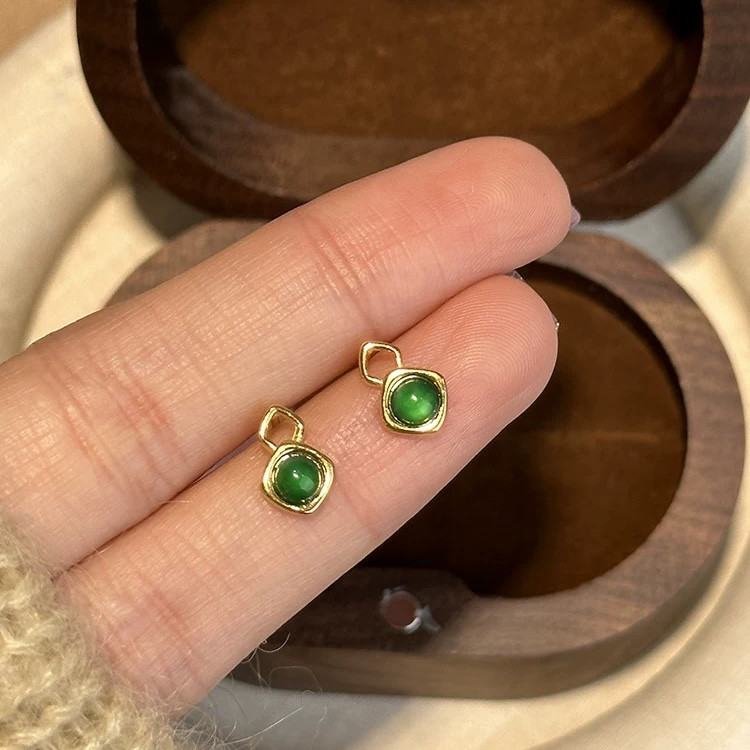 天然ヒスイピアスk18　0103