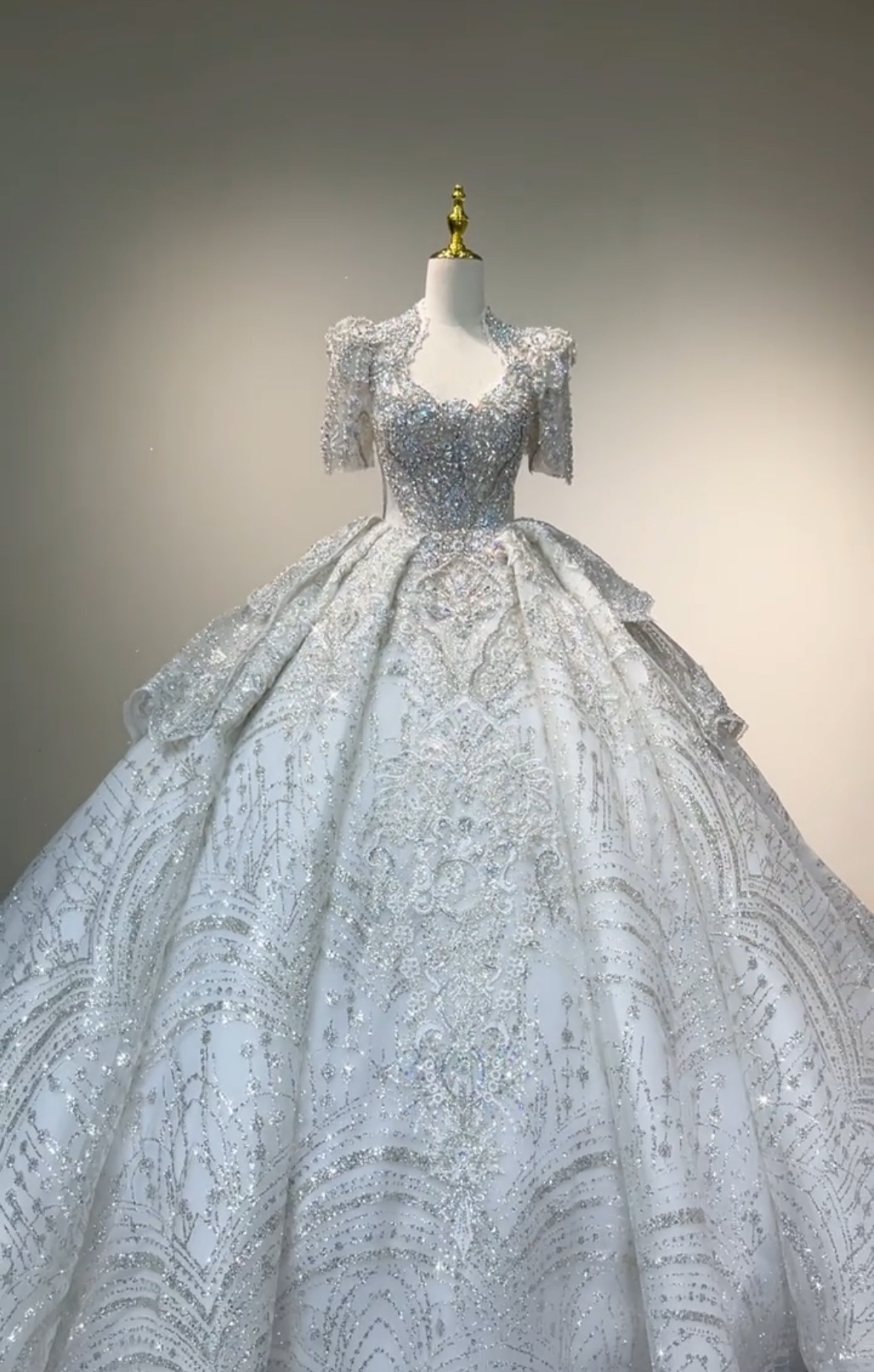 高品質保証　韓国風ブライダル　ラメ入り　たっぷりなビジュー　キラキラグッリターシルバー　魅惑の刺繍　チュール背中空き挙式