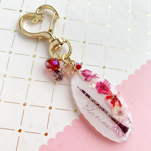 【2540】クラリネット 赤～ピンク系のお花封入 clarinetキーホルダー 2540】クラリネット 赤～ピンク系のお花封入 clarinetキーホルダー