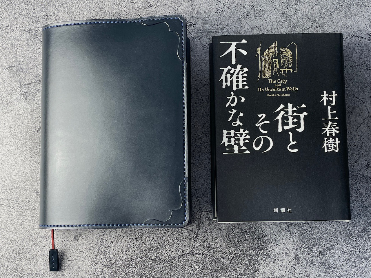 【手縫】ネイビー濃紺単行本用本革ブックカバー（角花飾しおり付き）