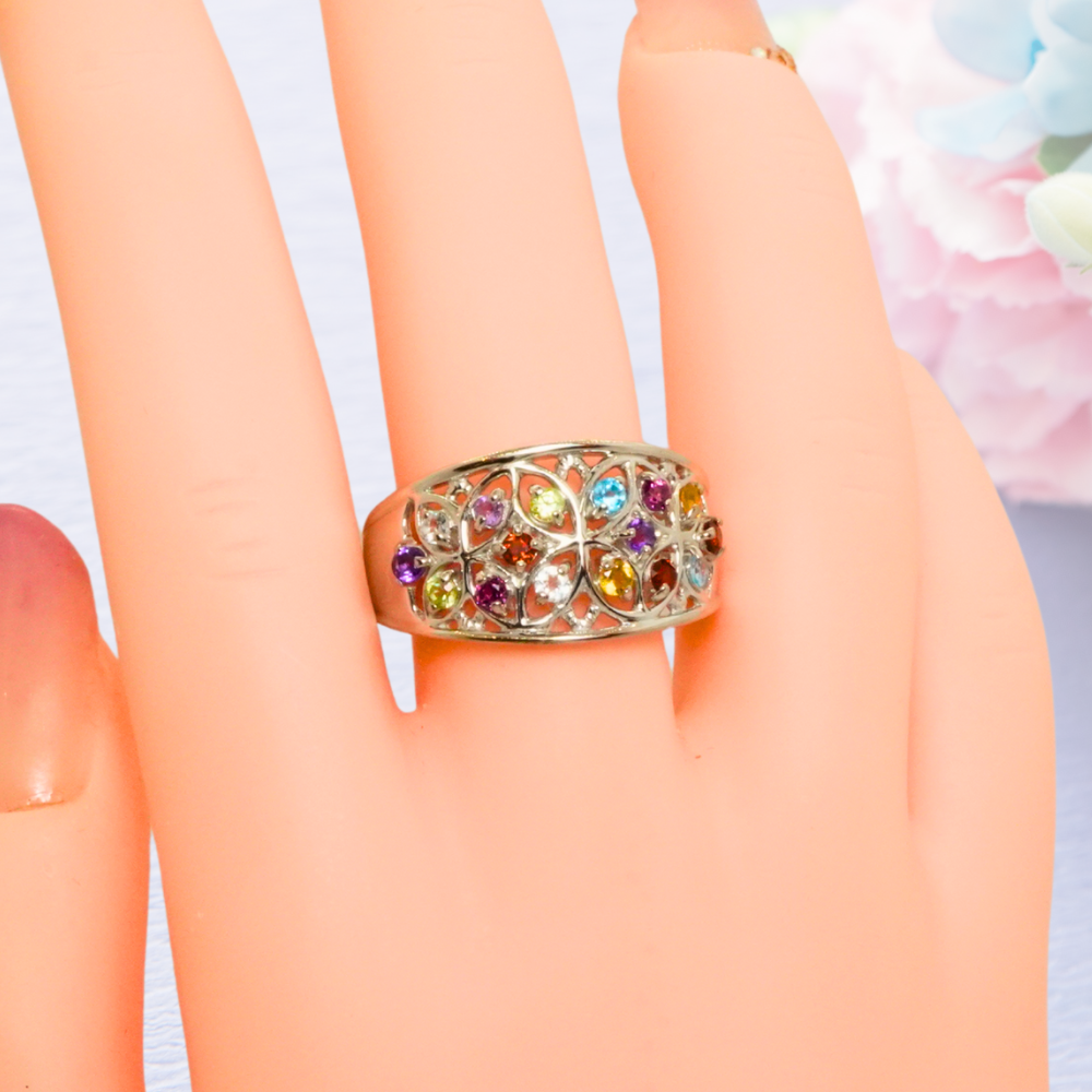 頑張る私のための「ラッキーチャーム」。7色の輝きが、幸せを呼び込むアミュレットリング「ブーケ・ド・ルミエール（光の花束）