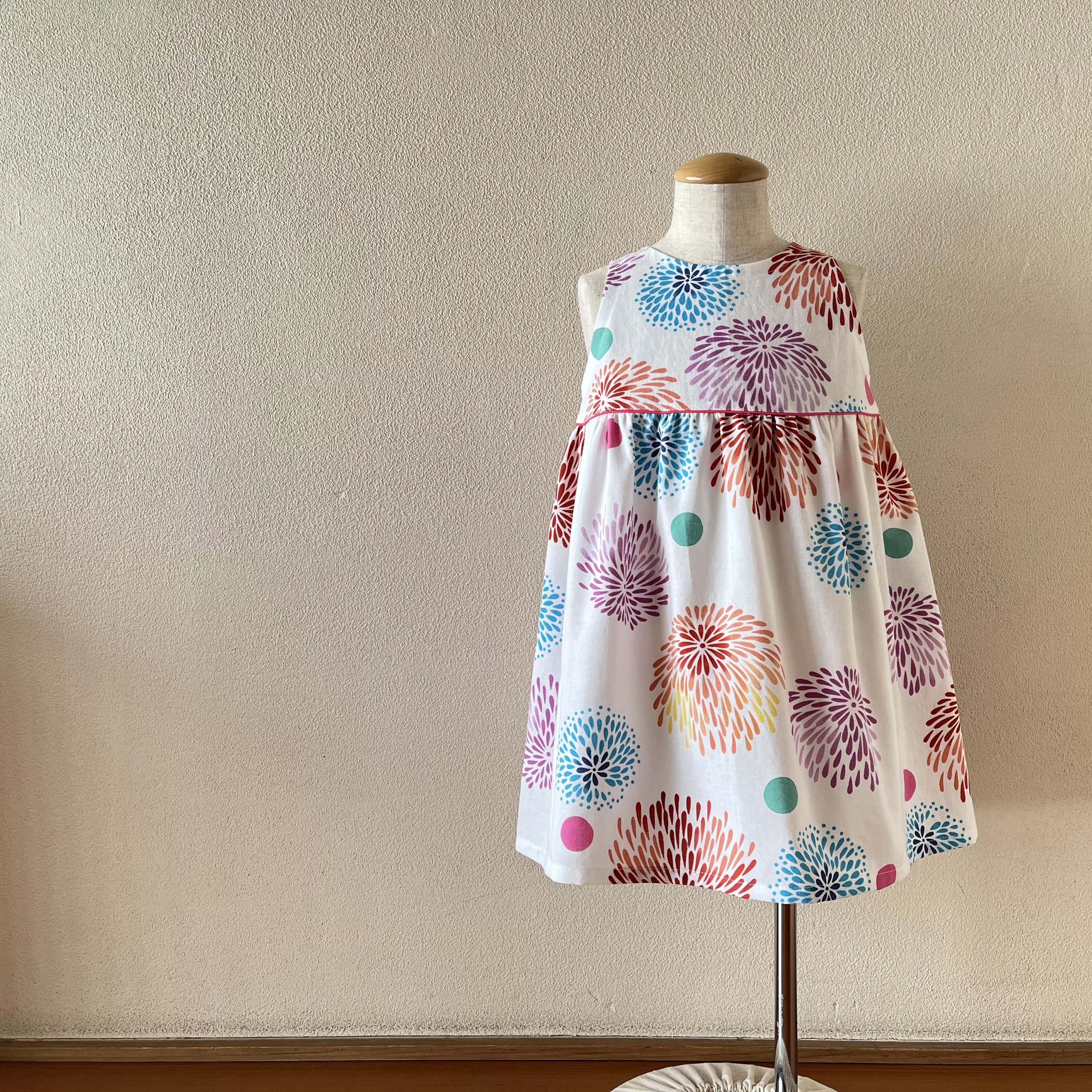子供　浴衣地ひかえめフレアーワンピース　注染花火(白地)　80-130サイズ〈受注制作〉