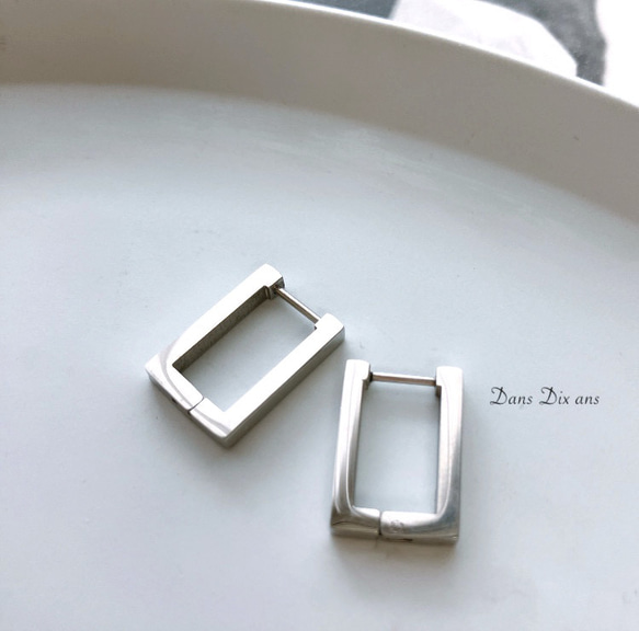 金属アレルギー対応　ステンレス　フラットスクエアピアス　/  シルバー 1枚目の画像