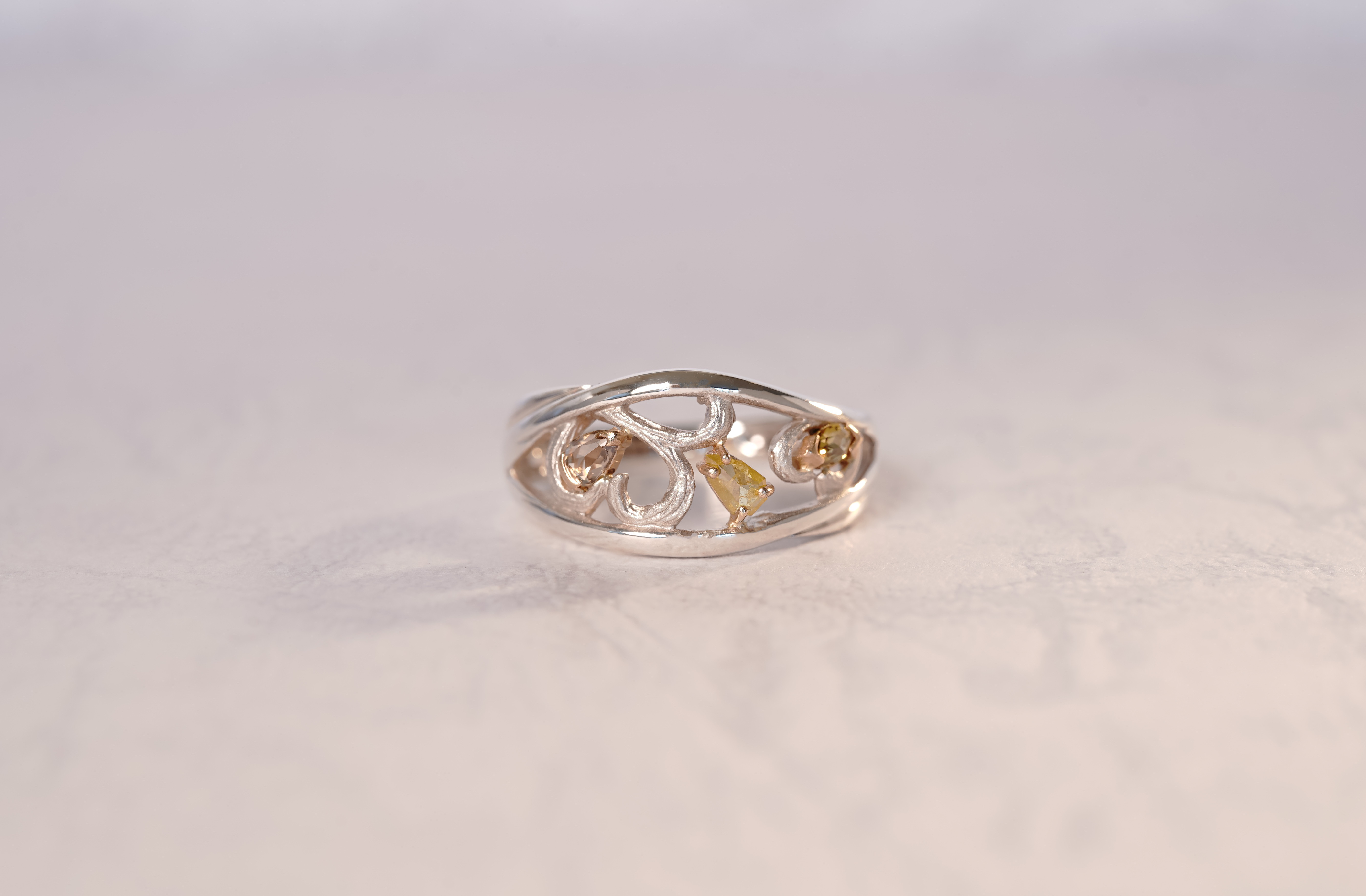 K18 & Silver "三つの個性" マルチカット 天然カラーダイヤモンド ワイドリング