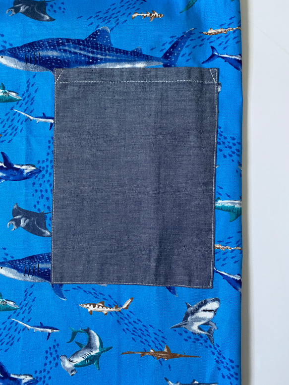 海の生き物サメ柄☆120〜130こどもエプロン、三角巾、巾着3点セット　 4枚目の画像