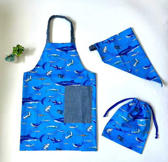 海の生き物サメ柄☆120〜130こどもエプロン、三角巾、巾着3点セット　 1枚目の画像