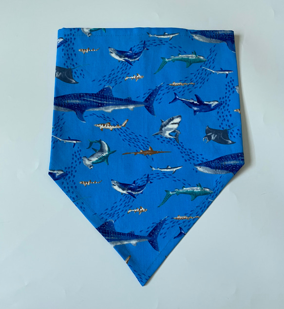 海の生き物サメ柄☆120〜130こどもエプロン、三角巾、巾着3点セット　 2枚目の画像