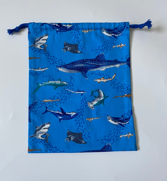 海の生き物サメ柄☆120〜130こどもエプロン、三角巾、巾着3点セット　 5枚目の画像