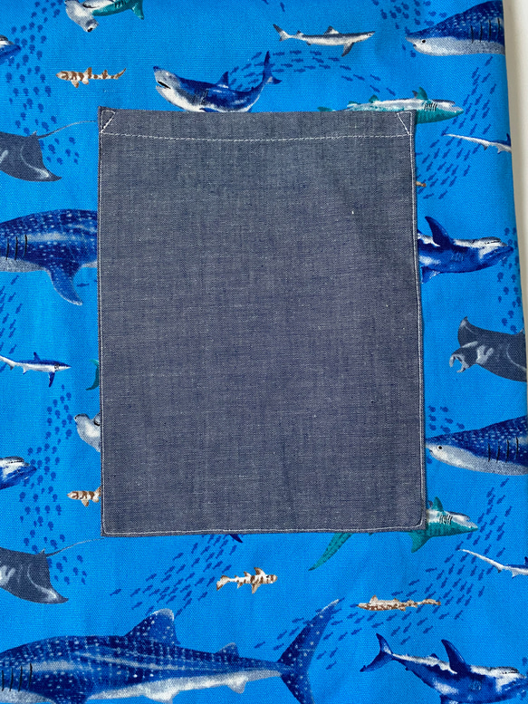 海の生き物サメ柄☆130〜140こどもエプロン、三角巾、巾着3点セット　 4枚目の画像