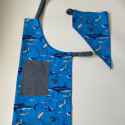 海の生き物サメ柄☆130〜140こどもエプロン、三角巾、巾着3点セット　 2枚目の画像