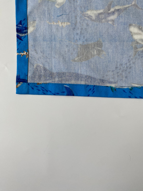 海の生き物サメ柄☆130〜140こどもエプロン、三角巾、巾着3点セット　 5枚目の画像