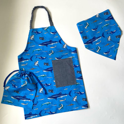 海の生き物サメ柄☆130〜140こどもエプロン、三角巾、巾着3点セット　 1枚目の画像