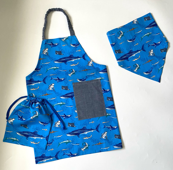 海の生き物サメ柄☆130〜140こどもエプロン、三角巾、巾着3点セット　 1枚目の画像