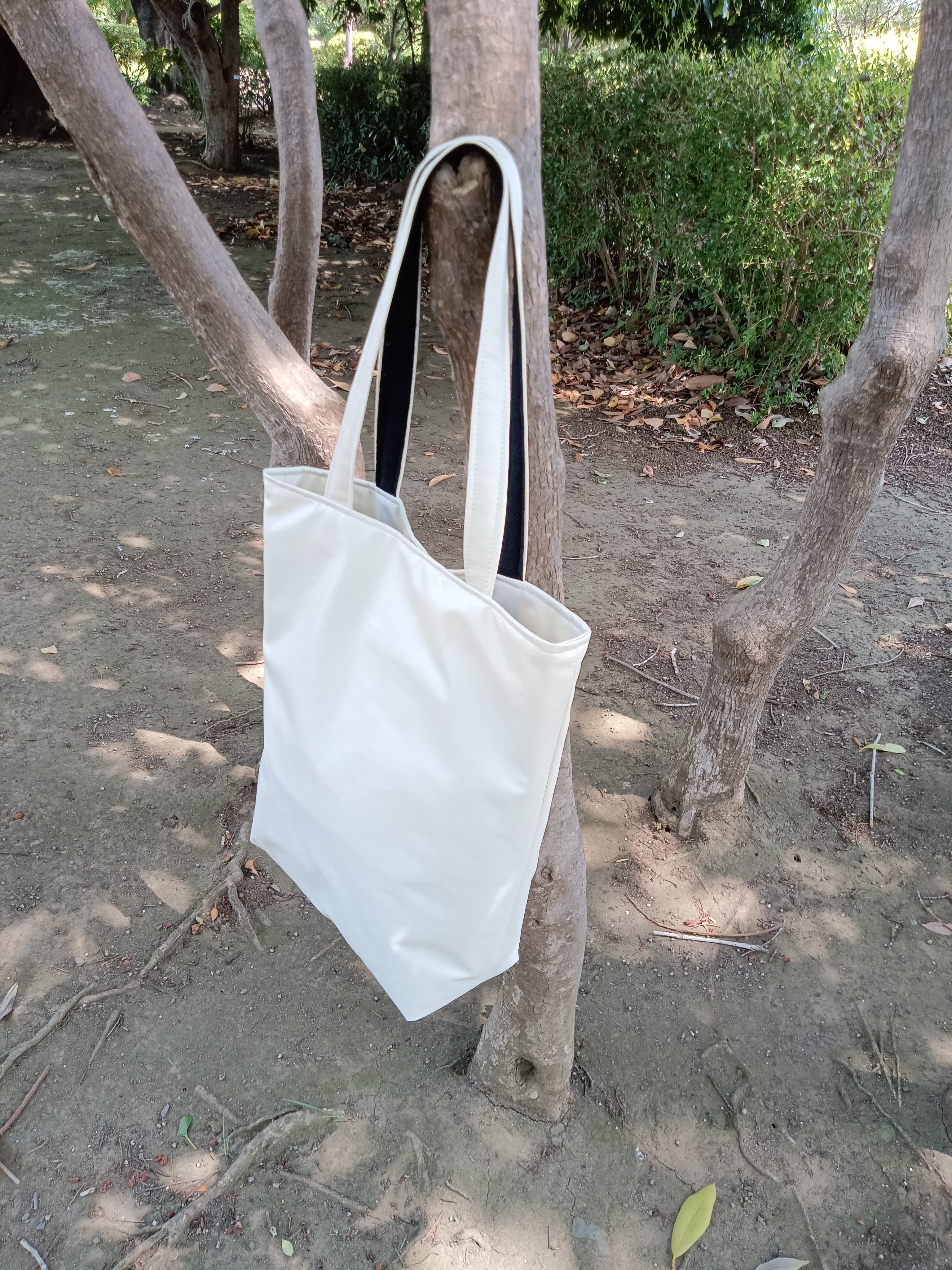 合皮と生地のコラボ A4ファイル対応シンプルデザイン シックなオフホワイト ビジネストートバッグ 如何ですか！