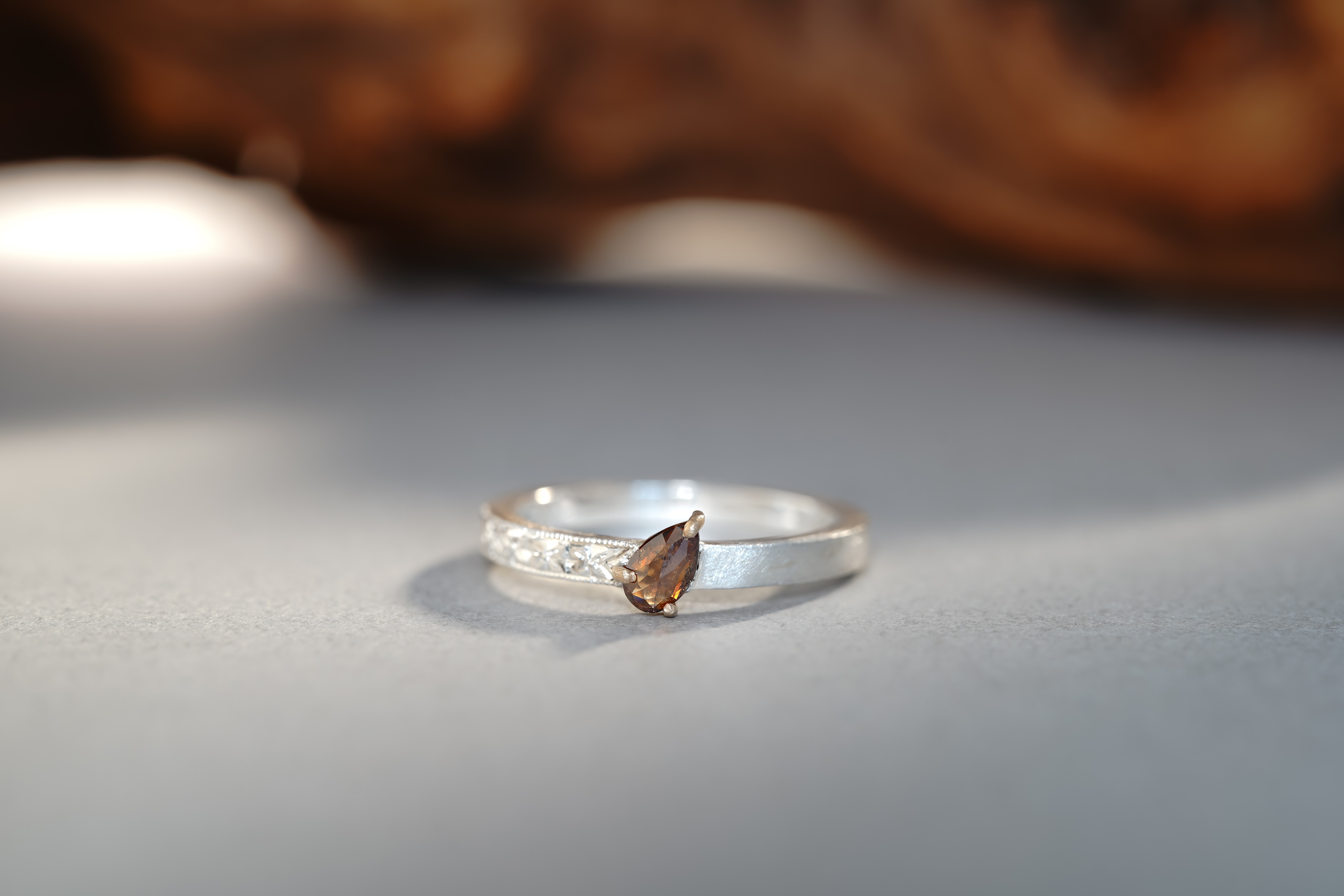 "手仕事の温もり" - 手彫り- K18 & Silver 天然ペアシェイプローズカットダイヤモンド リング