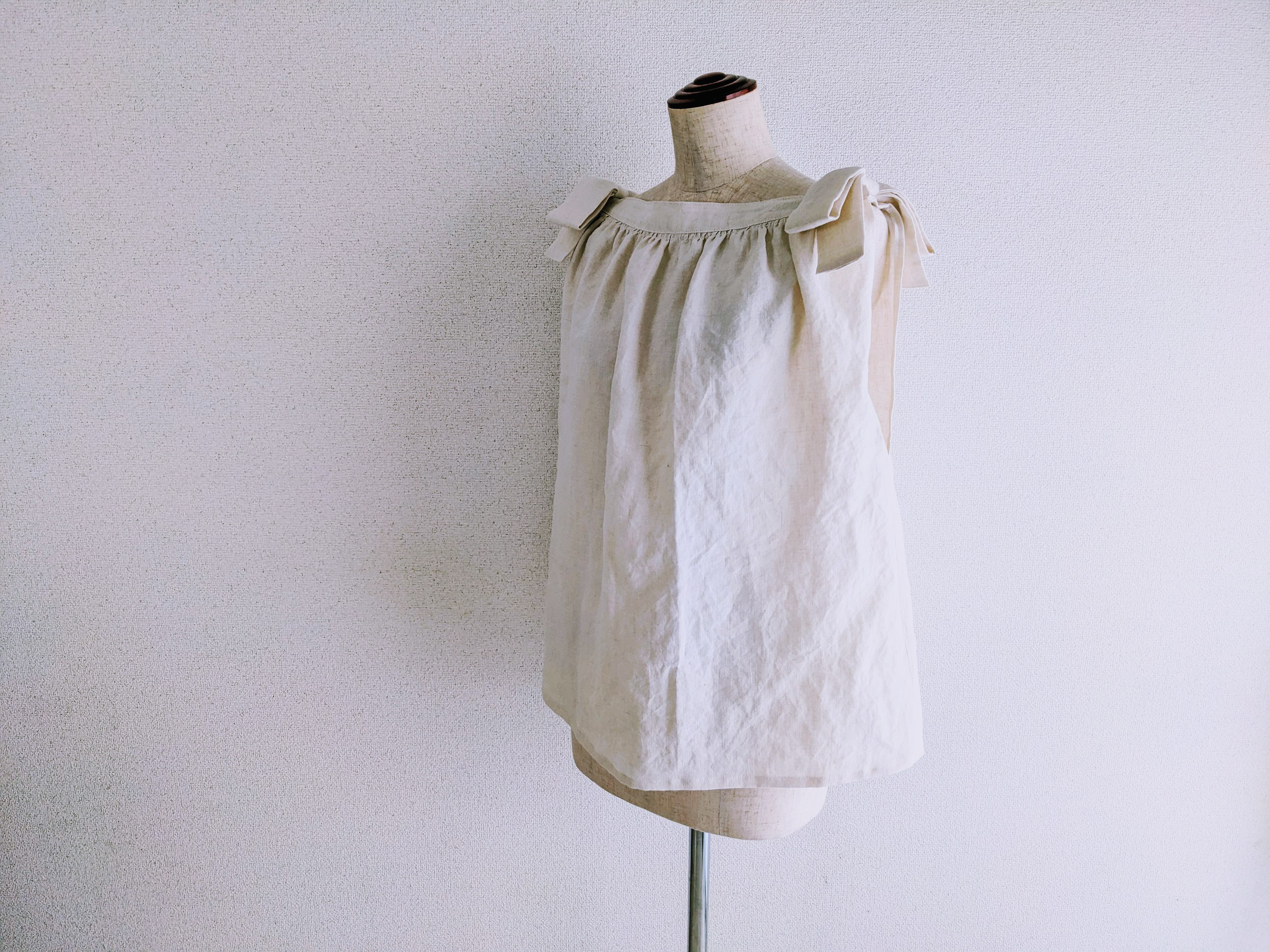 『新色』リネンのリボンギャザーノースリーブ　ナチュラルオフホワイト　トップス