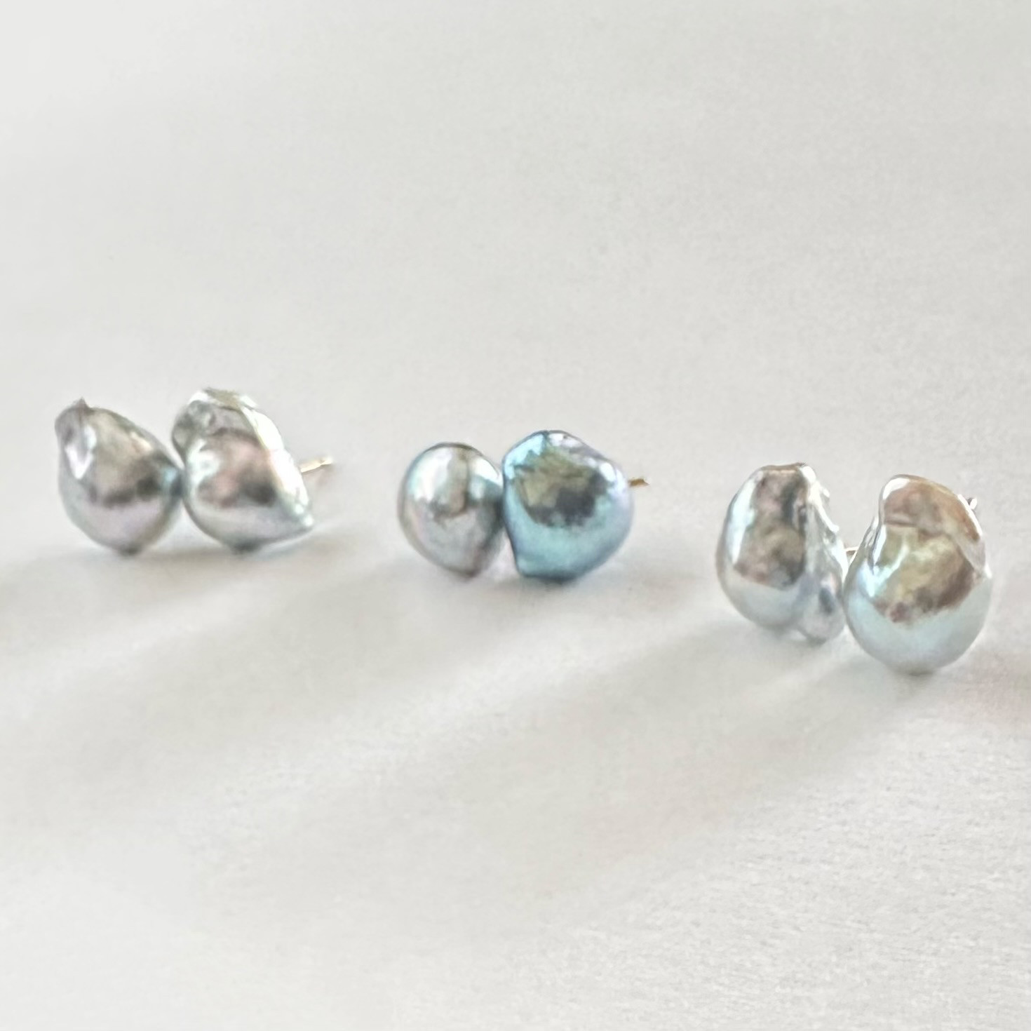 "Veil of Blue ヴェイルオブブルー" ナチュラルブルーアコヤ　一粒　ピアス　k10 一点もの