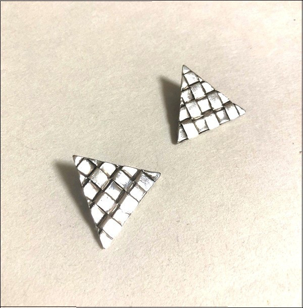 三角形のイアリング、リボンを編み込んだ様なイメージでデザインしてみました！