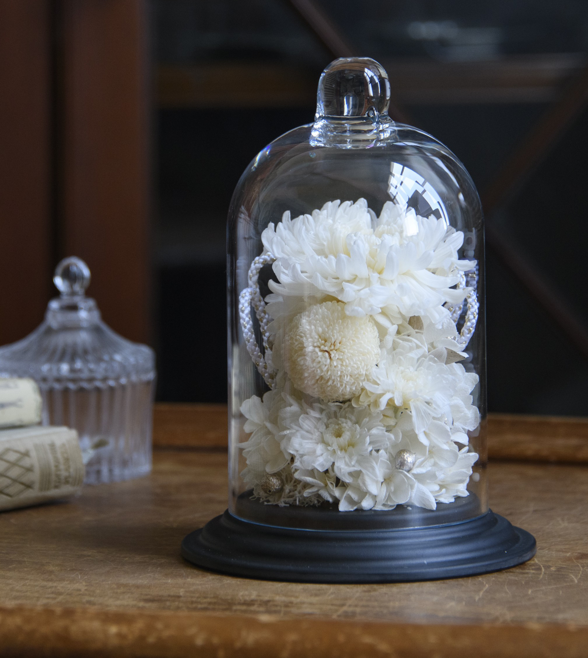 プリザーブドフラワー 仏花 アレンジメント 白 ホワイト 菊 ドーム入り お悔やみ お供え お盆飾り お盆 法事 命日