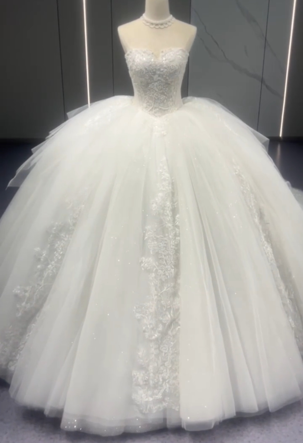 2ways純粋な美しさ　ウェディングドレス　海外挙式プリンセスライン　ボリューム　ふわふわチュール　取外し可能お袖フェザ