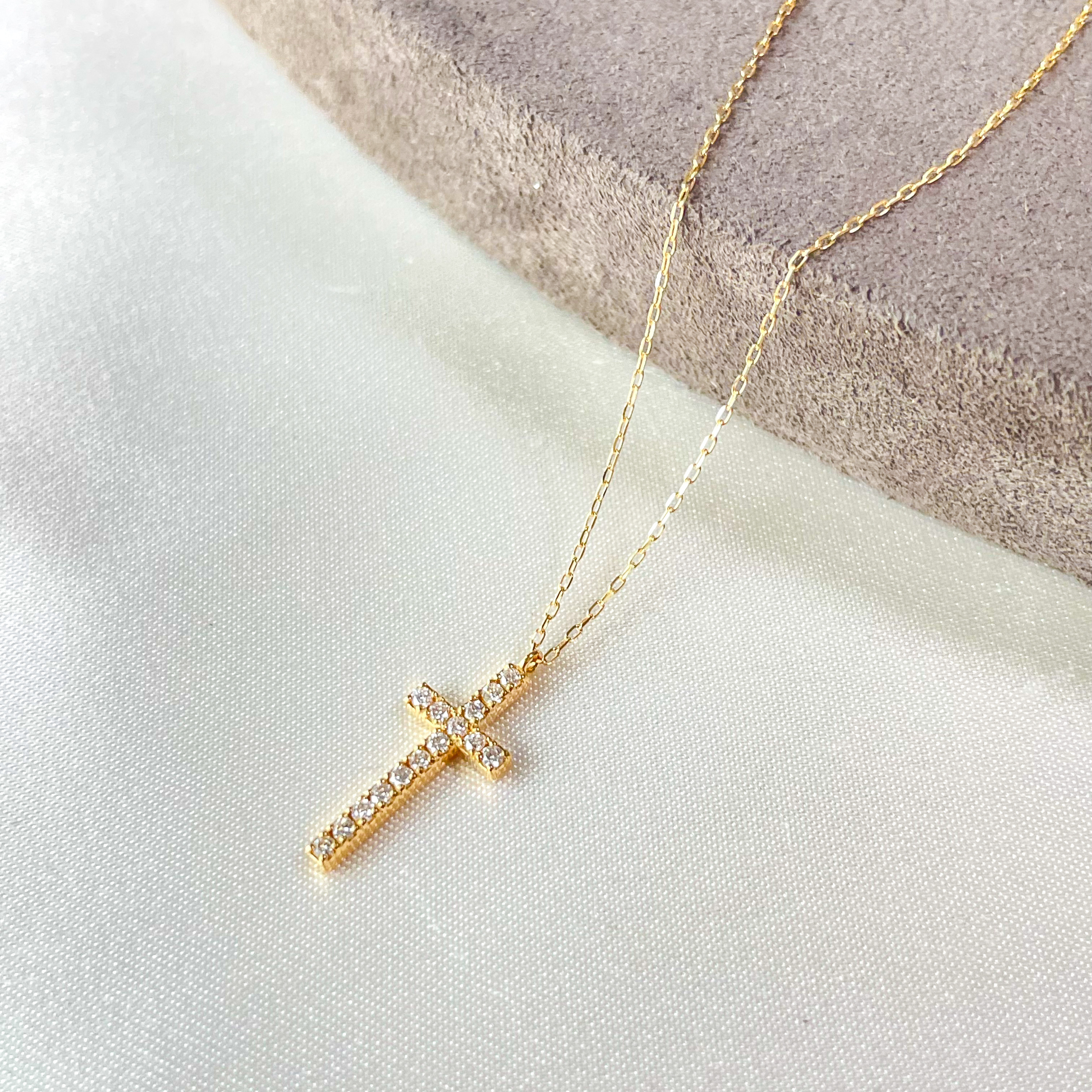 Croix Éternelle（クロワ・エタネル）―K18ダイヤモンド クロスネックレス