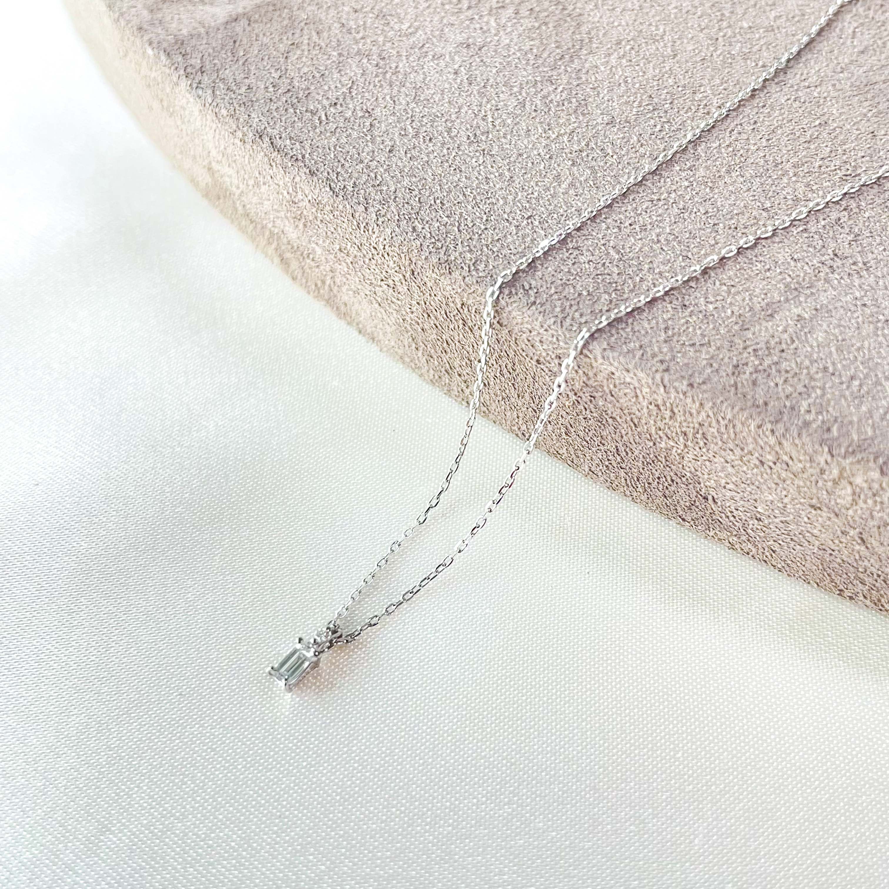 Silhouette Subtile（シルエット・スュブティル）―バゲットカットダイヤ ネックレス［K18WG］