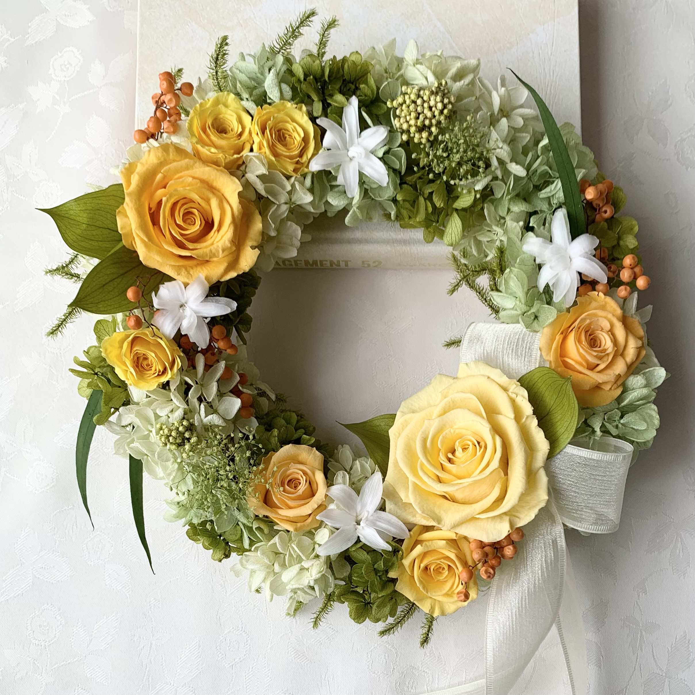 [受注制作] 大輪の薔薇のハッピーイエローリース✤プリザーブドフラワー✤フラワーギフト・インテリアに 5,810円