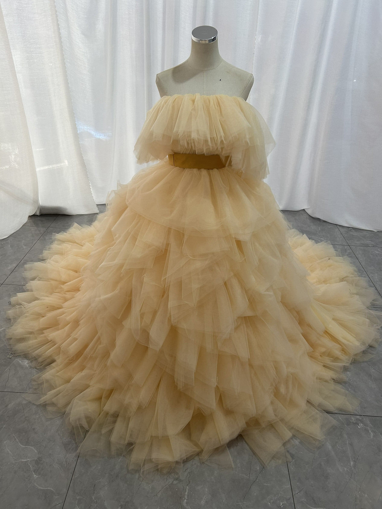 パステルイエロー オフショルダー　カラードレス　韓国風ドレス　チュールドレス　もこもこフリルドレス　ボリューミー　前撮り