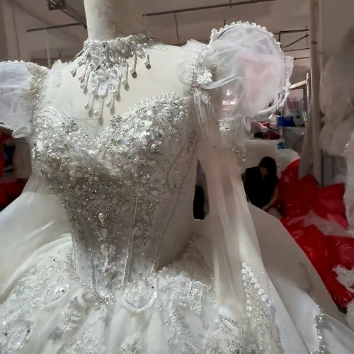 二日間限定値下げ！ウェディングドレス　パフスリーブ　韓国風　プリンセスライン 送料無料！ 韓国風ビジューウエディングドレス パフスリーブ