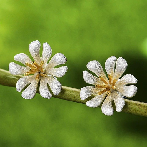 シレネアルメリアの花のピアス - 繊細で美しい花びらを忠実に再現する　P193 シレネアルメリアの花のピアス - 繊細で美しい花びらを忠実に