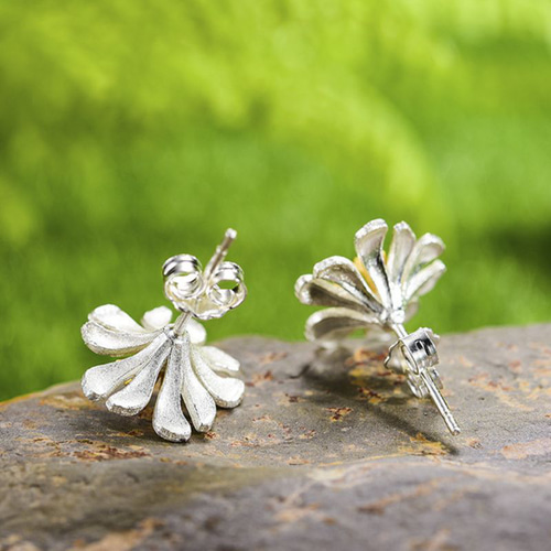 シレネアルメリアの花のピアス - 繊細で美しい花びらを忠実に再現する　P193 シレネアルメリアの花のピアス - 繊細で美しい花びらを忠実に
