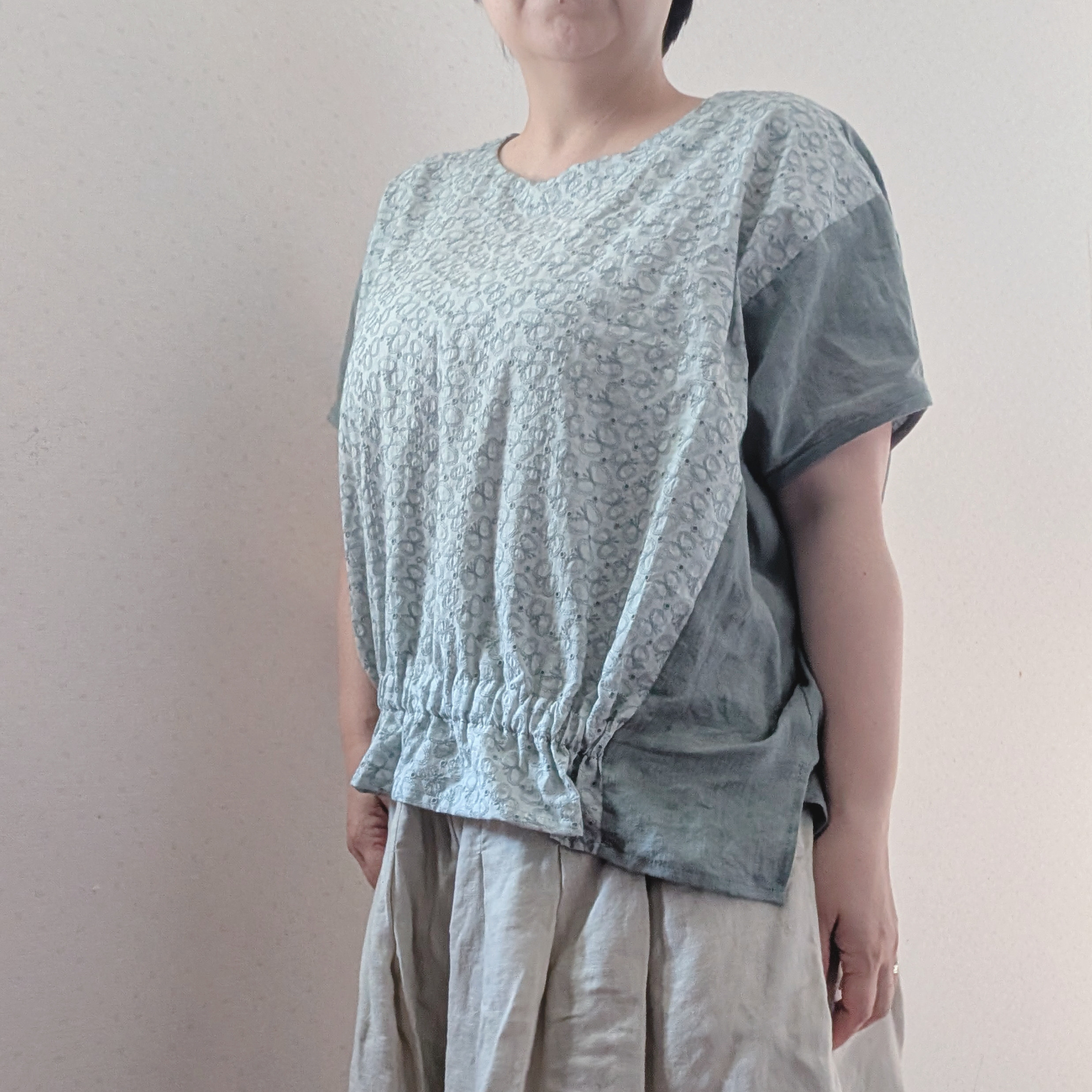 ゆったりギャザードルマンブラウス☆くすみグリーンリネン×刺繍レースコットン☆ちょうちょ