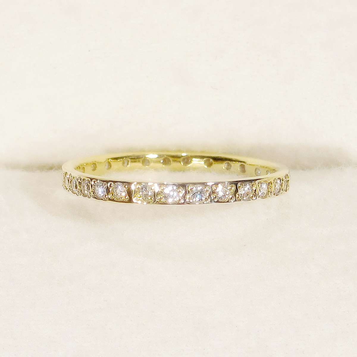 SV925のエタニティリング（指輪のサイズ：8.5号、キュービックジルコニア、K18イエローゴールドメッキ）