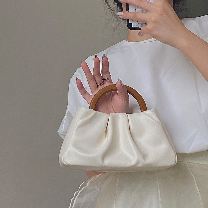 本革の女性のバッグの手提げバッグ2025の新型の夏の白い雲のバッグ斜め掛けの小さいバッグを持ちます