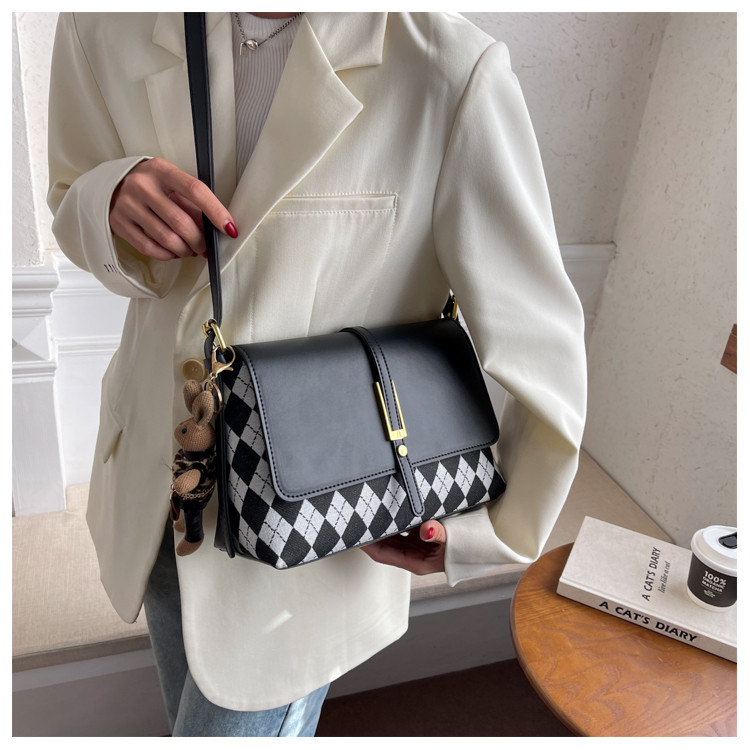 女性のバッグの夏の大容量の流行は今年の流行斜め掛け2025の新しい女性のバッグを掛けます